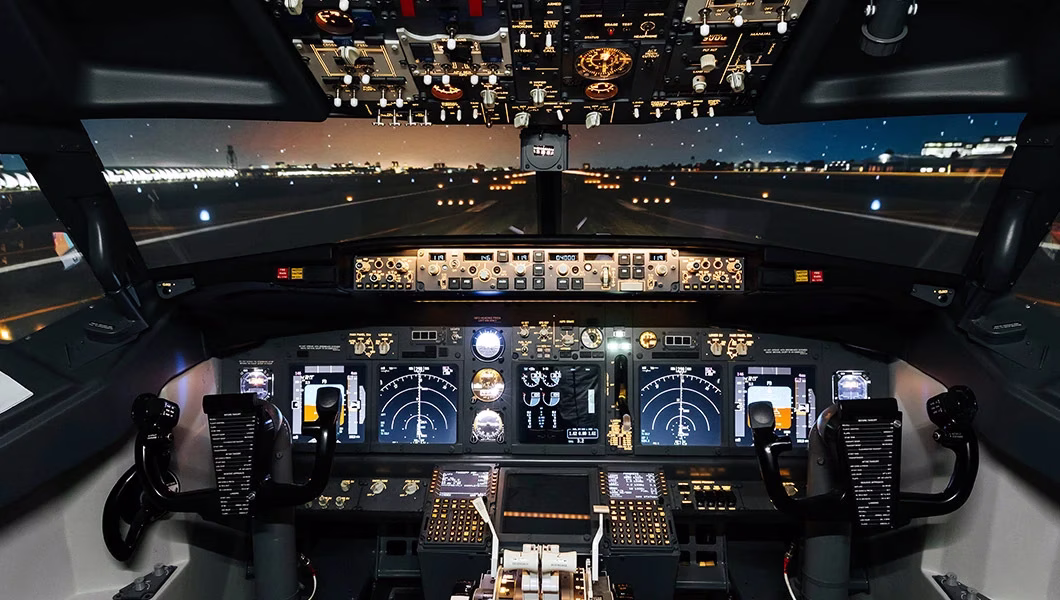 Le cockpit d’un simulateur de vol complet