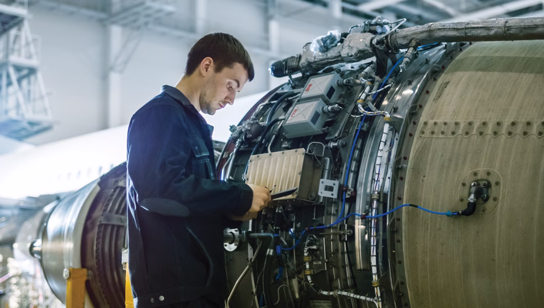 Un technicien effectuant une opération de maintenance sur un avion